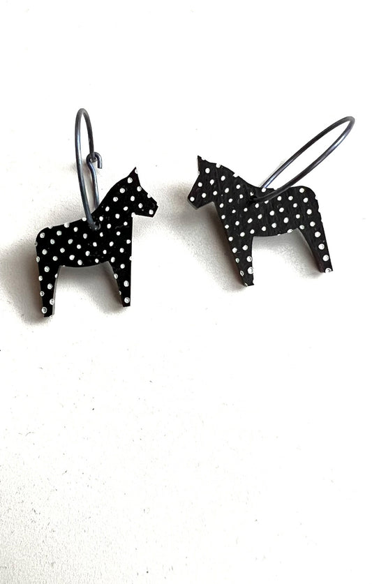 Dalahäst svartvit prickig