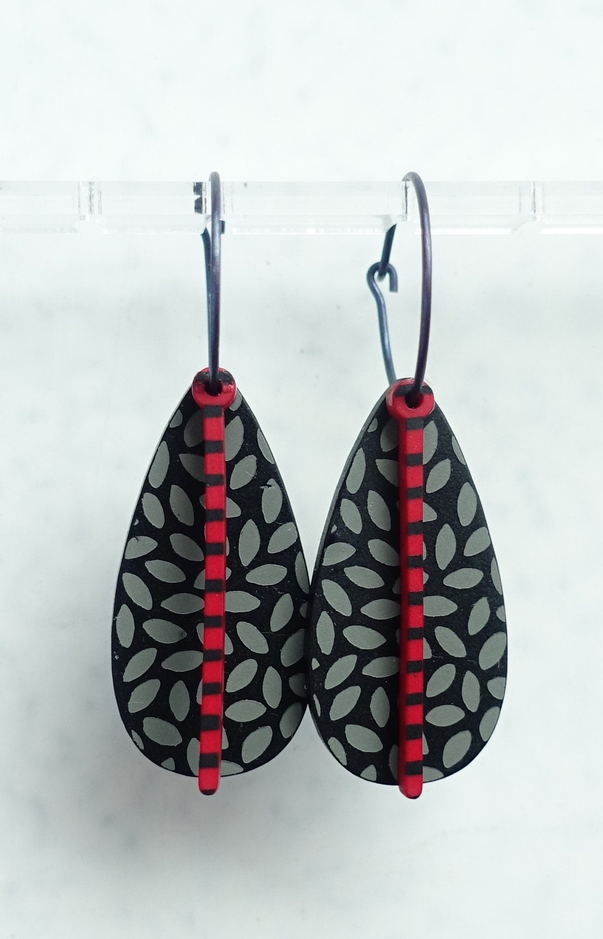 Lövkläpp Svartgrå Röd