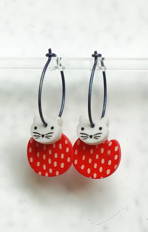 Katt Sittande Röd Fläck